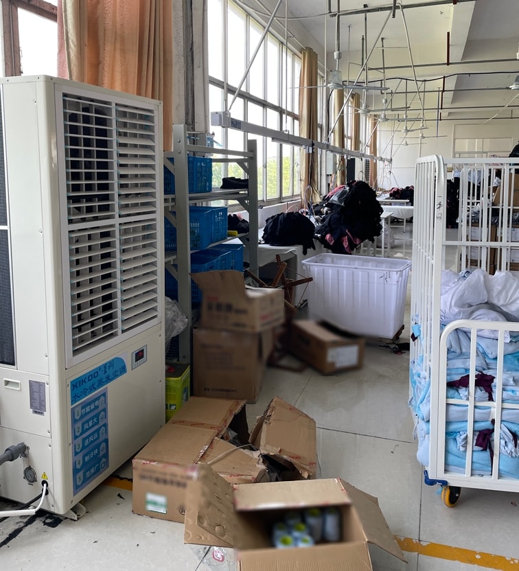 制衣廠整體降溫，應(yīng)用蒸發(fā)冷省電空調(diào)-立式軸流雙風(fēng)口空調(diào)機組