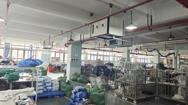 制衣廠整體制冷降溫，應(yīng)用蒸發(fā)冷省電空調(diào)-臥式射流機(jī)組